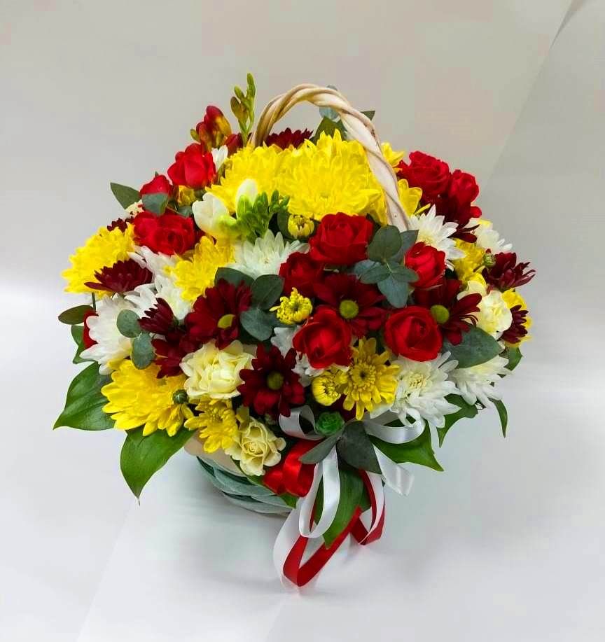 Цветочная композиция из Хризантемы и Розы в корзине в Бологом