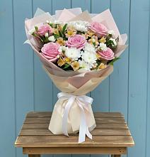 Букет цветов из:  Гвоздики, Орхидеи и Розы в Бологом