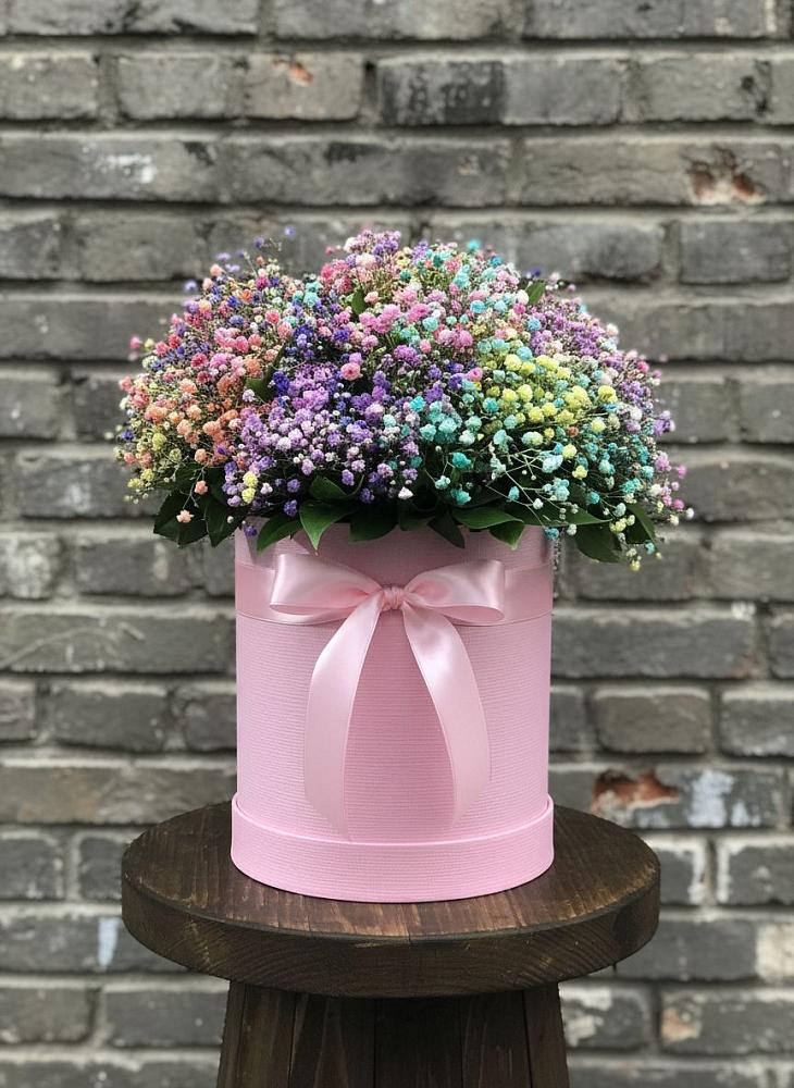 Цветочная композиция из Гипсофила и Розы в шляпной коробке в Бологом