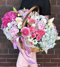 Композиция солнечный день в Бологом Цветочная композиция из Розы, Хризантемы, Пионы и Лизиантусы в корзине в Бологом