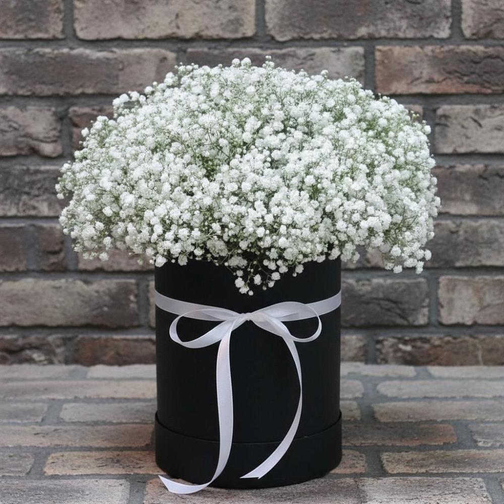 Цветочная композиция из Гипсофила в шляпной коробке в Бологом