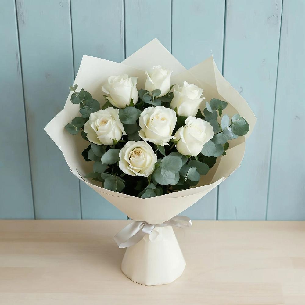 Букет Белые розы в Эвкалипте в Бологом