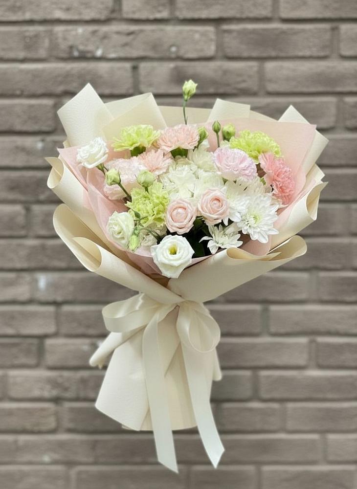 Букет цветов из: Гвоздики, Розы, Лизиантусы и Хризантемы в Бологом