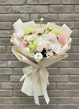 Букет цветов из:  Гвоздики, Розы, Лизиантусы и Хризантемы #REPLACE_PRED# Бологом