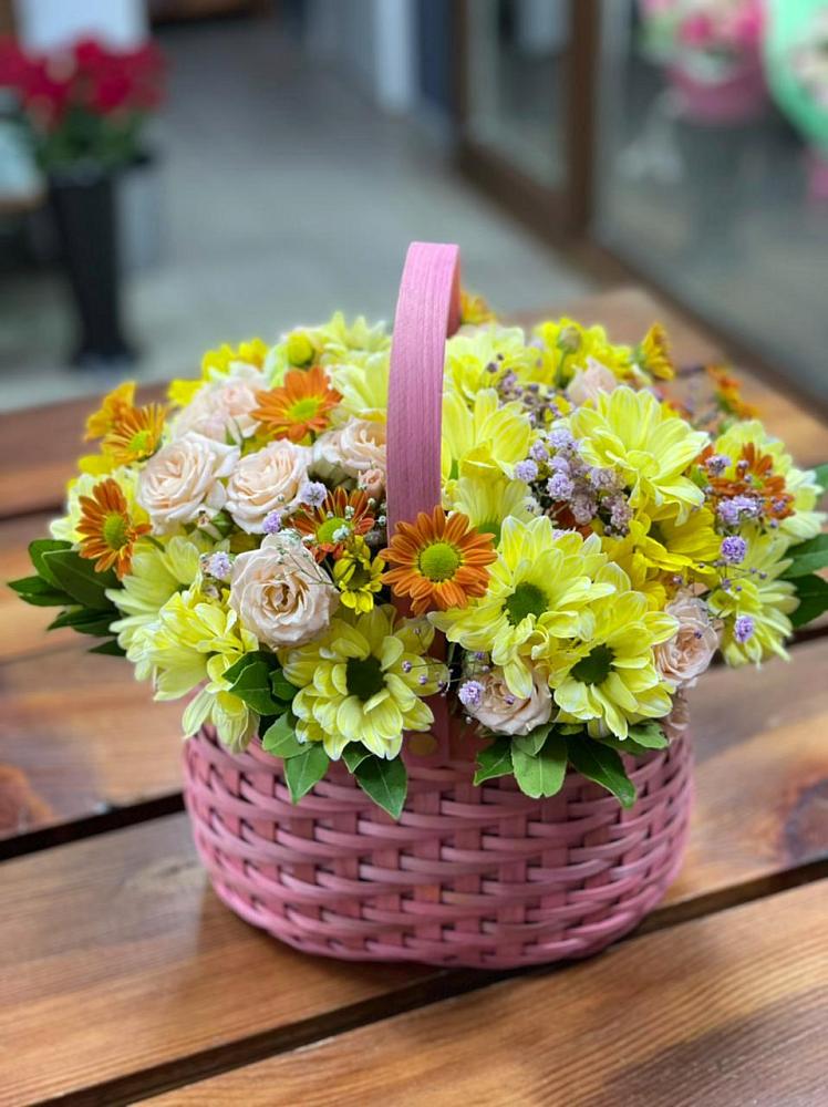 Цветочная композиция из Хризантемы и Розы в корзине в Бологом