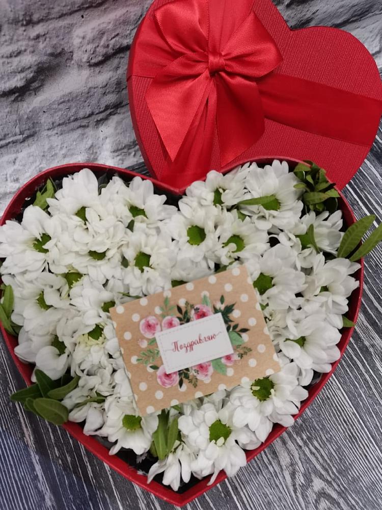 Цветочная композиция из Хризантемы в виде сердца в Бологом