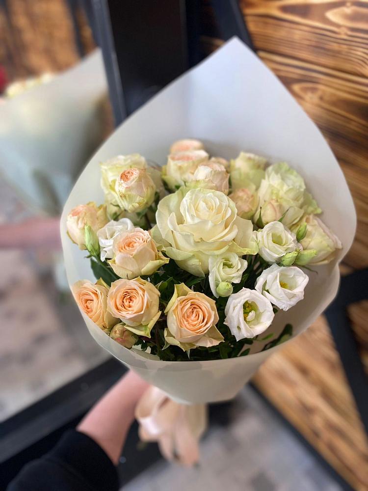 Букет цветов из: Розы и Лизиантусы в Бологом